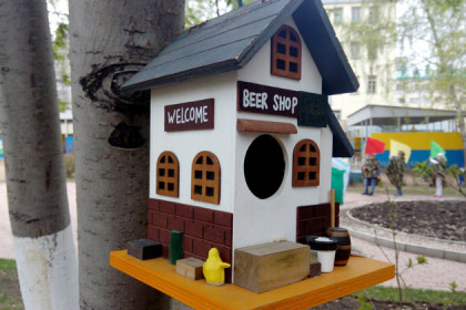 Пивной магазин для птиц появился в детском саду