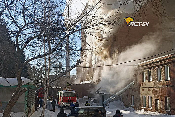 На улице Даргомыжского в Новосибирске сгорели два этажа шестиэтажного дома