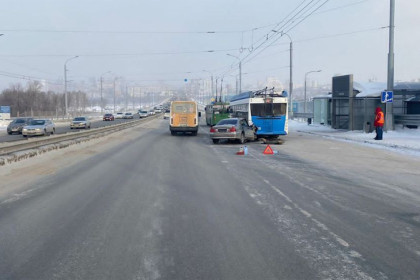 Водитель Mitsubishi протаранил троллейбус с пассажирами в Новосибирске