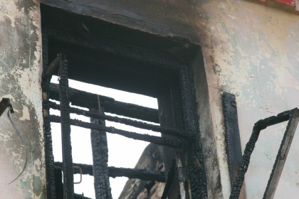 Ребенка спасли из горящей квартиры пожарные 