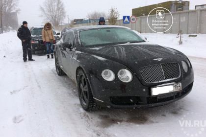 Bentley стоимостью 11 млн рублей попал в аварию в поселке Элитный 