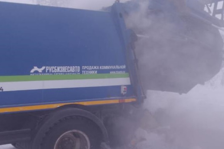 Отходы вспыхнули в кузове мусоровоза под Новосибирском