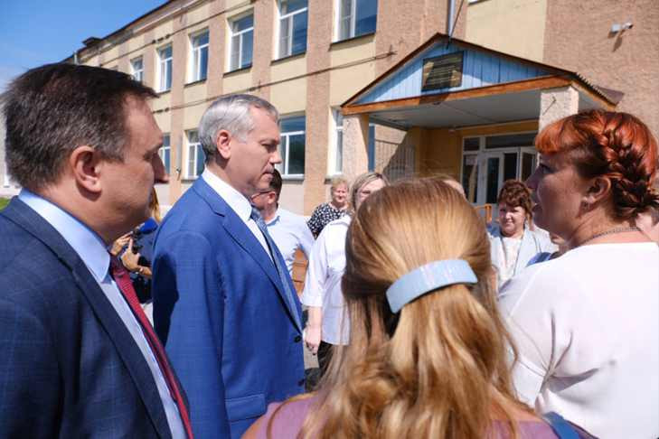 Андрей Травников поручил привлечь федеральные средства для ремонта старейшего в Новосибирской области школьного здания