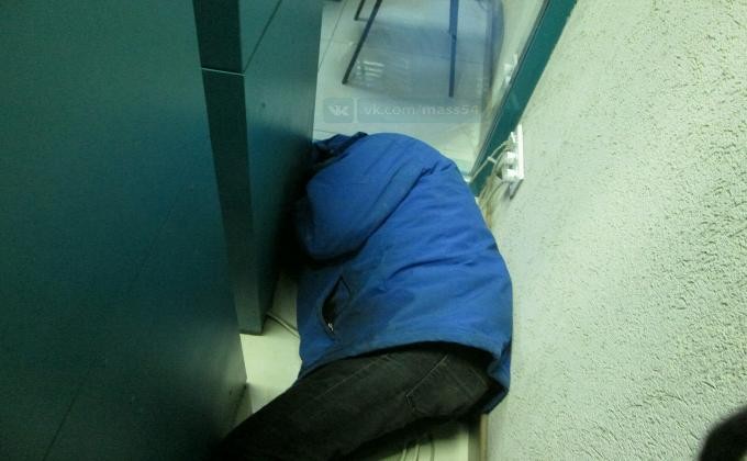В Новосибирске мужчина оказался «пленником банкоматов»