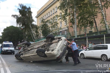 Третий автомобиль за сутки опрокинулся на крышу в Новосибирске
