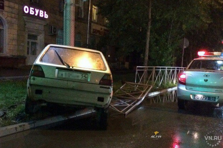 Пешехода на новосибирском тротуаре сбила легковушка