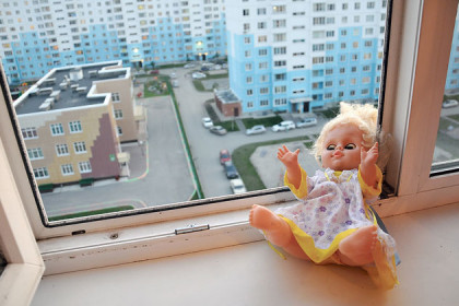 Эпидемия падений: сразу трое детей выпали из окон в Новосибирске