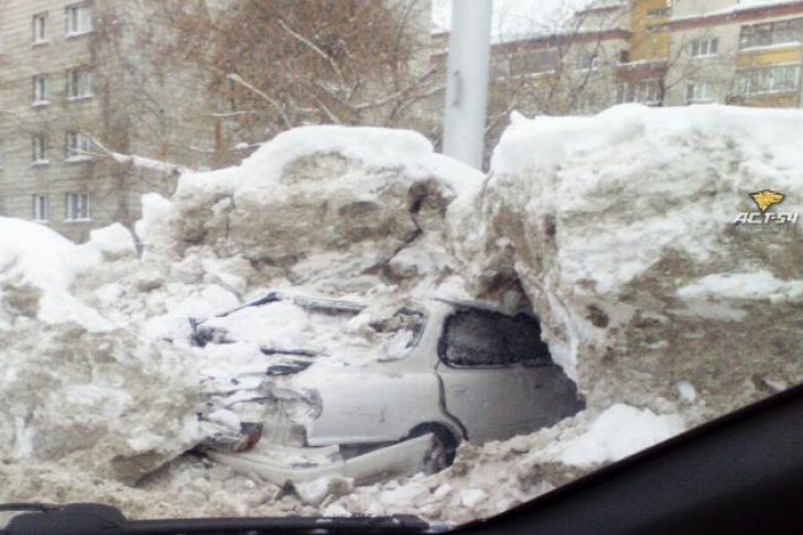 Замурованный в снегу автомобиль откопал грейдер в Новосибирске