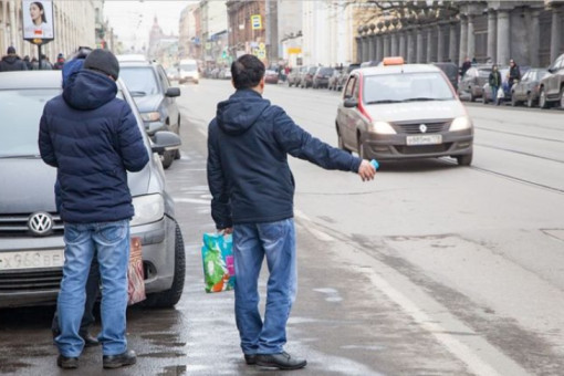 Иностранцам запретили работать в такси и торговле с 15 апреля в Новосибирске