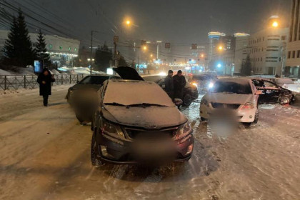 Лихач на Мерседесе в Новосибирске врезался в 4 иномарки на красный свет
