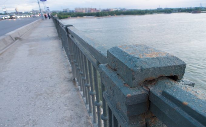 октябрьский мост уваров.jpg
