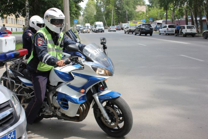 Новосибирские гаишники на Yamaha FZ-6S начали охоту на байкеров