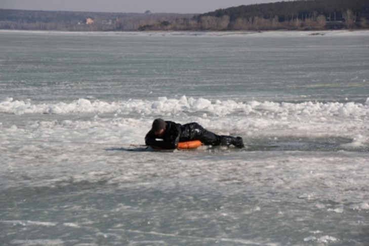 Рыбак и охотник провалились под лед в Новосибирской области