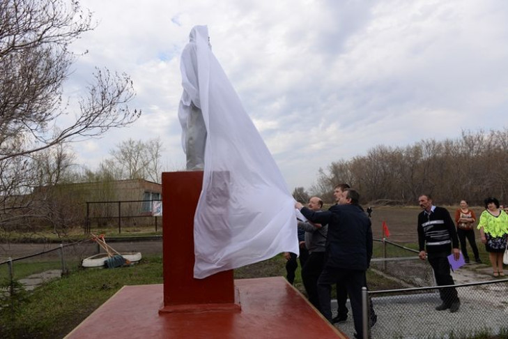 В Новосибирской области открыли памятник Ленину (фото)