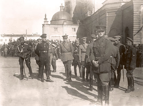 Парад войск Сибирской армии с участием представителей Британского командования. Весна 1919 г. (Фото из сети-Интернет. Предпол. - фонды ГАСО) 