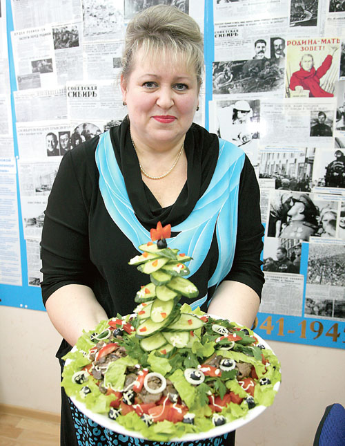 Елена Тарасова и ее салат «Дружеский». Фото Михаила ПЕРМИНА