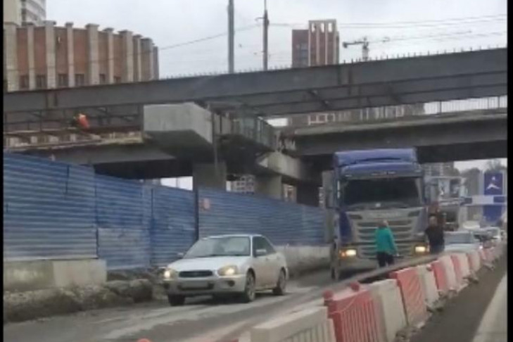 Фура перекрыла зауженную Ипподромскую магистраль в Новосибирске