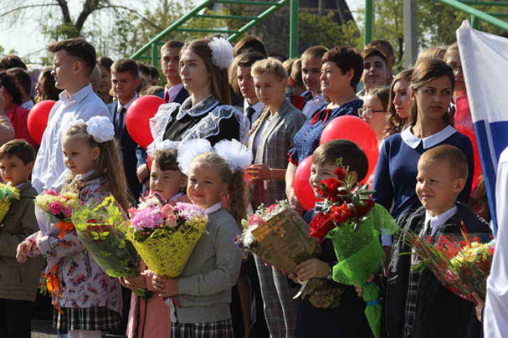 Более 4 тысяч школьников вышли на линейки в Татарском районе