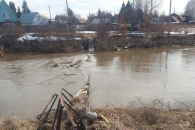 В Новосибирской области из-за подъёма уровня воды в реке поврежден подвесной мост
