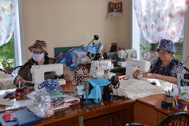 Панамки от солнца шьют и продают инвалиды в Сузуне