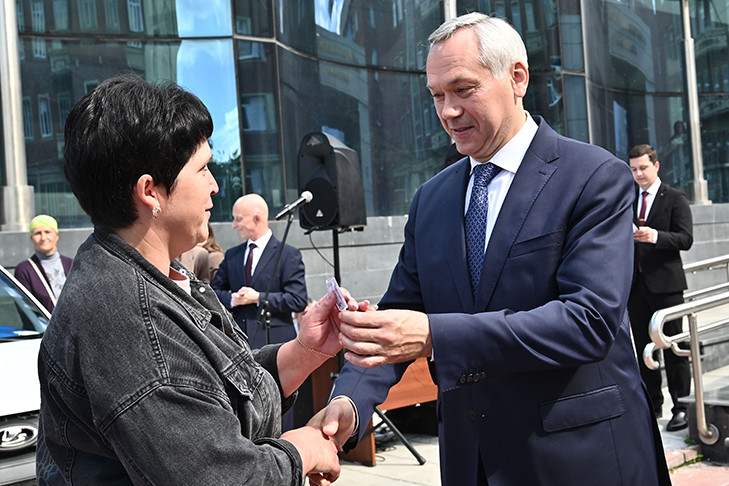 Губернатор накануне Дня знаний вручил ключи от автомобилей многодетным семьям