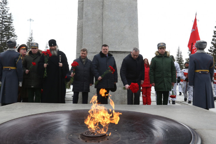 Губернатор Травников возложил цветы к Вечному огню вместе с солдатами-лыжниками