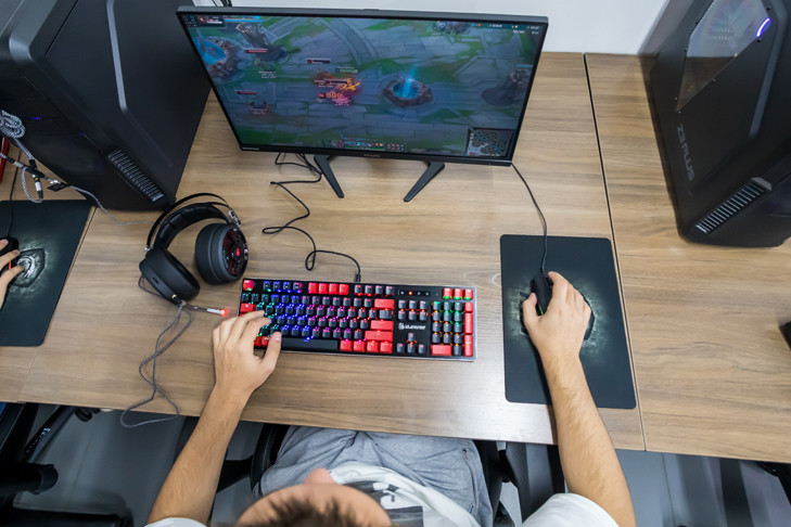 В Новосибирске 18-летний геймер угрожал матери прыгнуть из окна