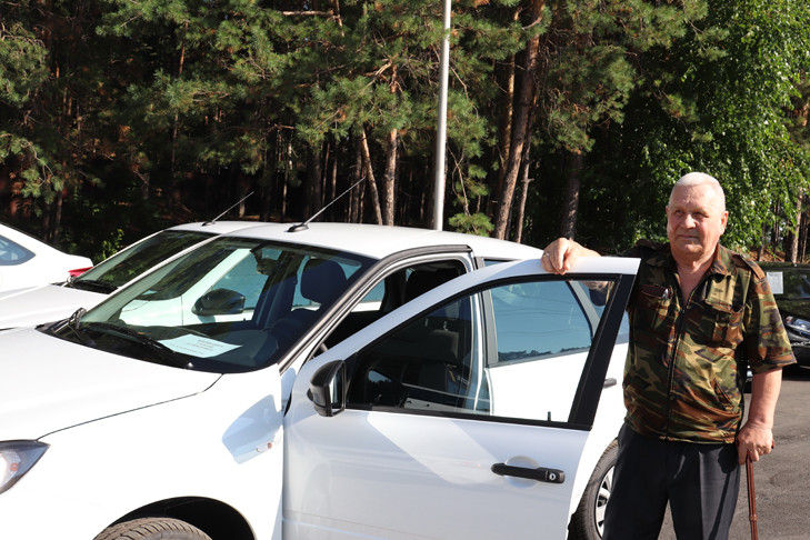 Пять автомобилей получили жители Новосибирска за травмы на производстве