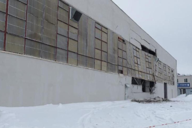 Стена и крыша рухнула на заводе по производству газировки в Новосибирске