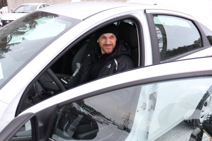 LADA Vesta вручили 16 новосибирцам, пострадавшим на производстве