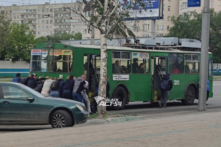 Толпа мужчин толкала троллейбус №2 до остановки в Новосибирске