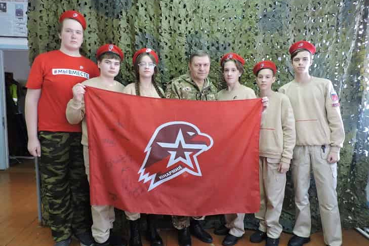 Легендарное знамя в Донецк на УАЗе доставит новосибирский пенсионер Александр Сухоруков
