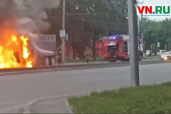 Самосвал после взрыва сгорел в Новосибирске