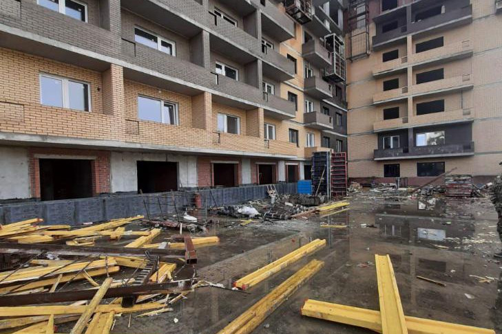 Уголовное дело после падения рабочего с 12 этажа возбудили в Новосибирске