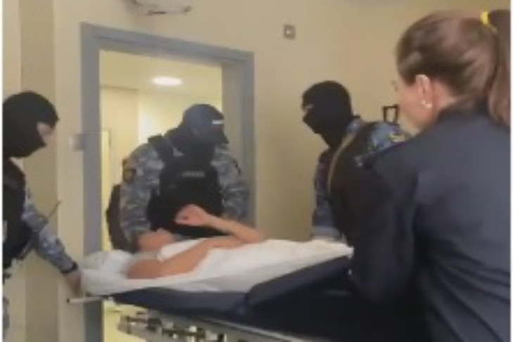 Прооперированных пациентов вынесли из здания частной клиники в Новосибирске судебные приставы