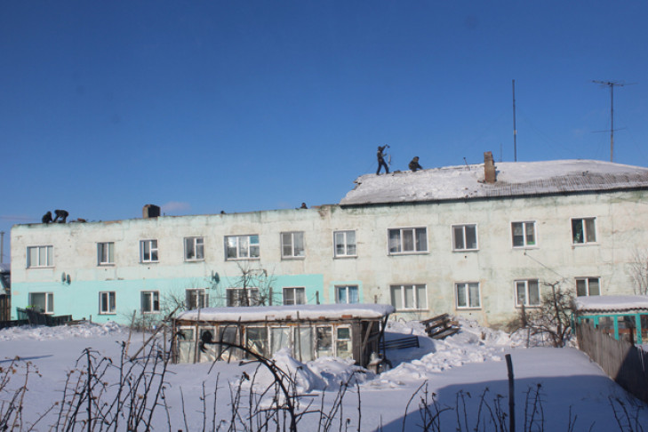 Самой старой двухэтажке в Усть-Тарке снесли крышу