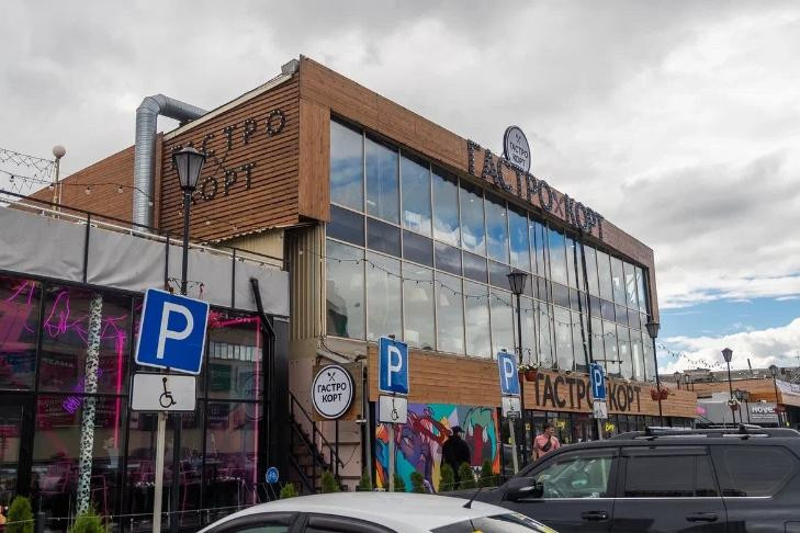 Полиция Новосибирска проверила мигрантов на Гастрокорте Центрального рынка