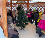 Школьная беседка в Северном стала центром притяжения для детей