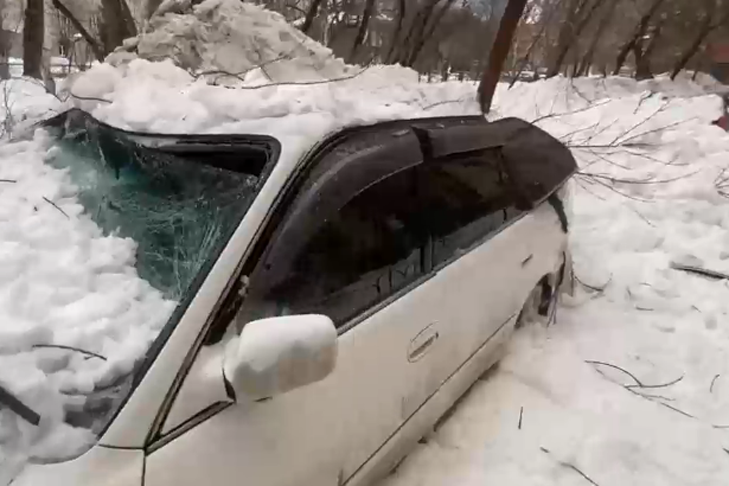 Упавший с крыши снег в Новосибирске полностью разрушил три автомобиля