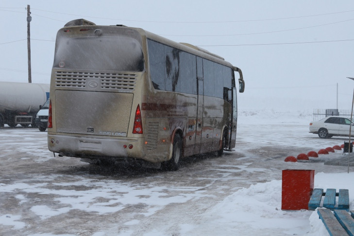 Рейсовый автобус застрял на трассе под Новосибирском в 30-градусный мороз