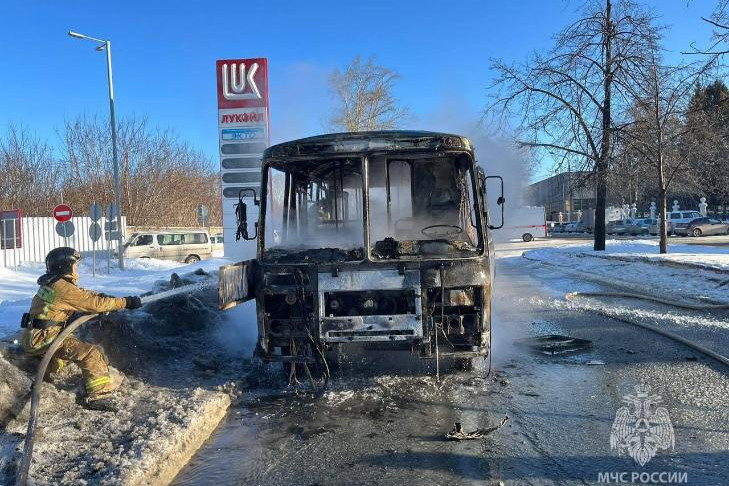 Автобус №189 сгорел дотла возле АЗС и остановки в Новосибирске