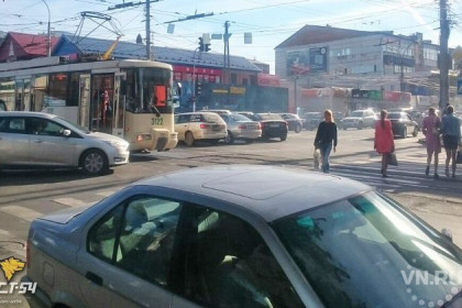 Автомобилистка неудачно проскочила перед трамваем №13