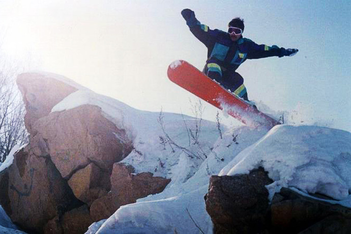«На подоконнике все выпиливали» - на чем катались пионеры сноубординга в Сибири