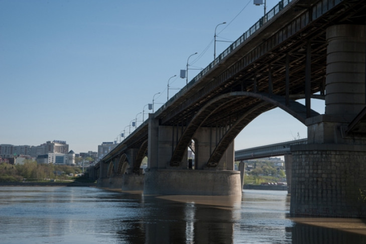 Вновь сняли асфальт на Октябрьском мосту в Новосибирске