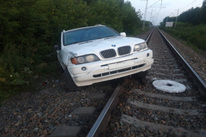 Бесхозный BMW перекрыл пути между станциями Жеребцово и Сокур