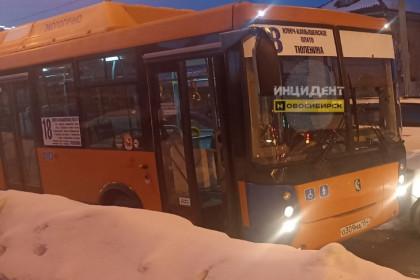 «Получил удар головой в нос»: водитель и кондуктор автобуса №18 разбили лицо новосибирцу