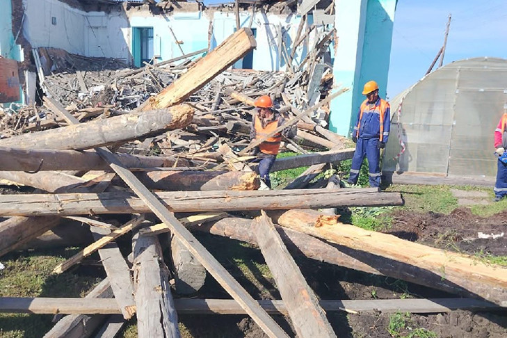 Строители начали разбирать рухнувшую школу №5 в Татарске