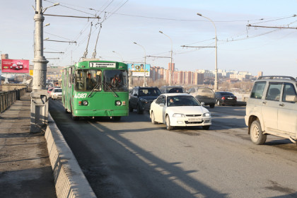 Движение троллейбусов по Октябрьскому мосту в Новосибирске могут запретить