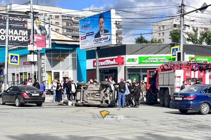 Прохожие в Новосибирске поставили на колёса автомобиль после аварии