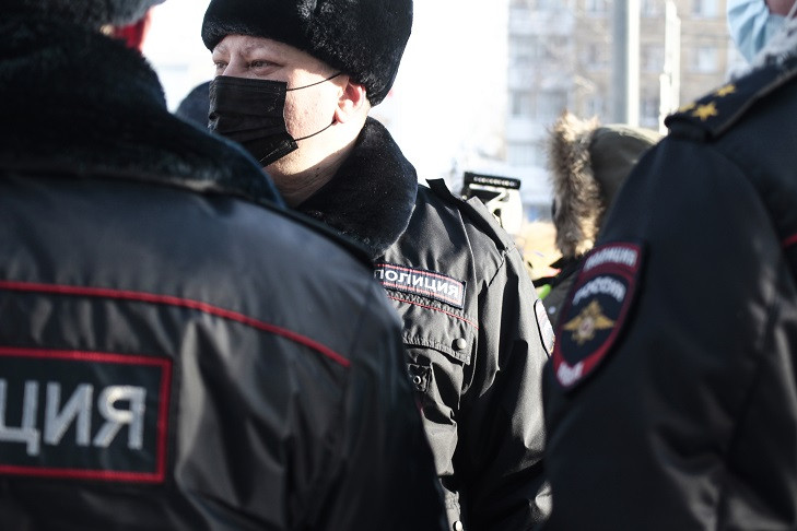 В Новосибирской области женщина вырвала клок волос у офицера полиции